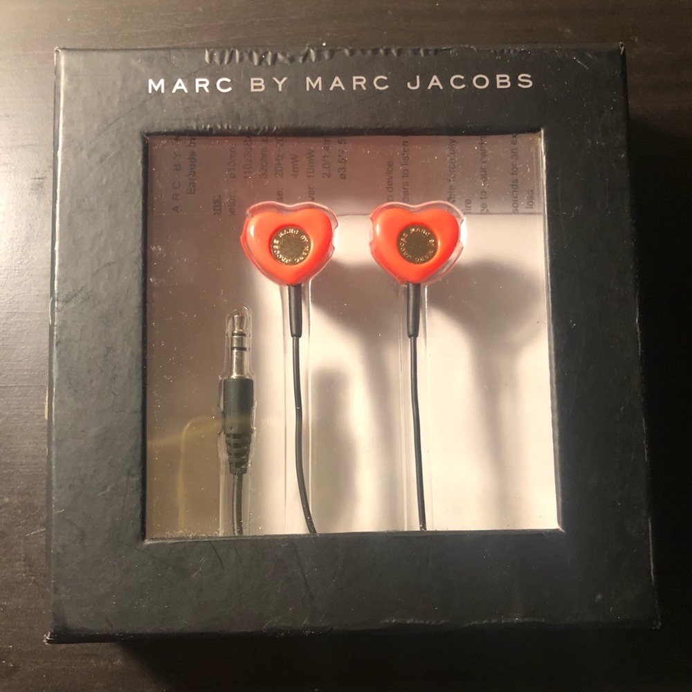 marc by marc jacobs heart shaped corded ear phones